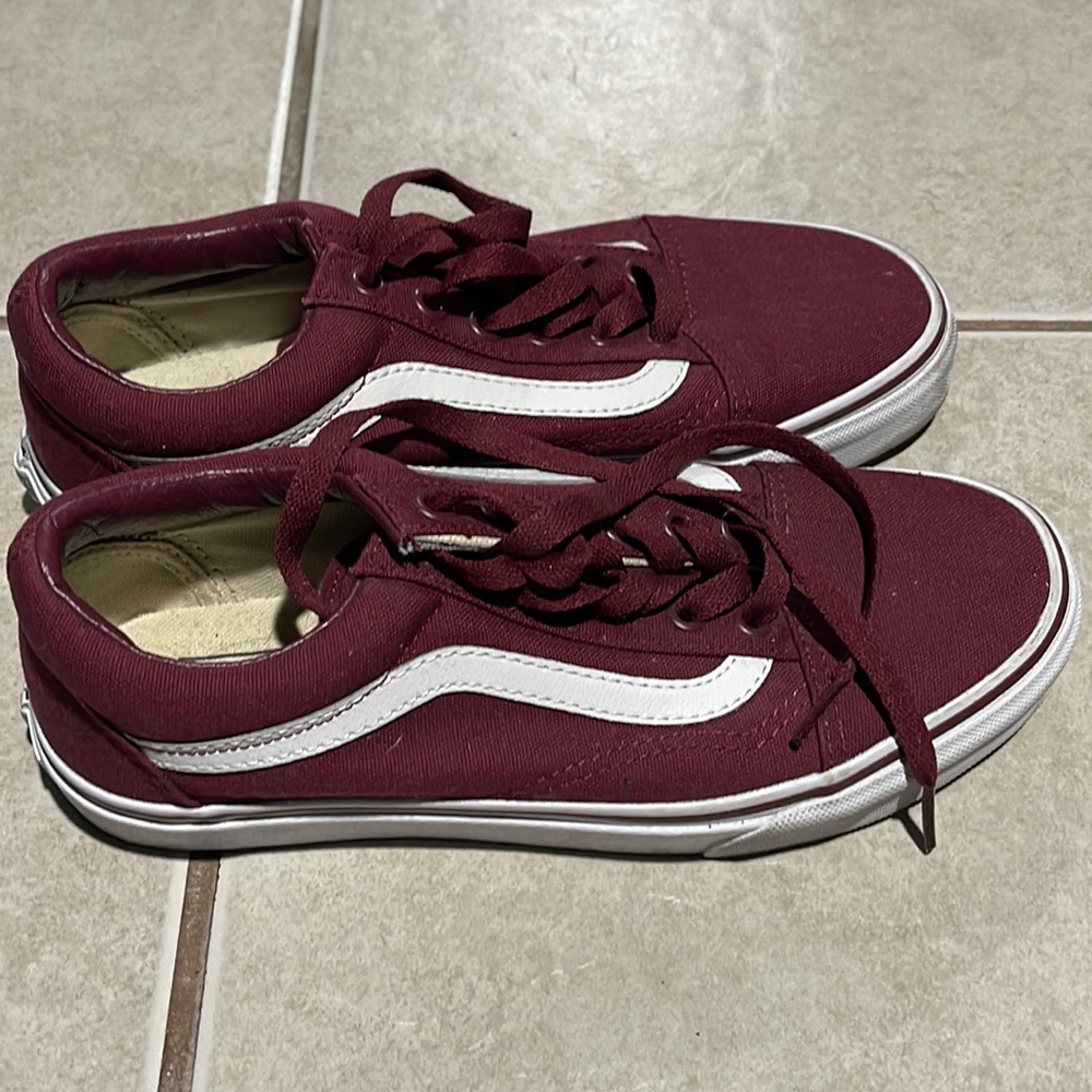 WOMEN’S NEW VANS BURGUNDY 5.5 in MEN’S OR 7 in WOMENS